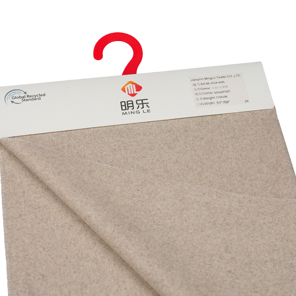 50 % шерсть, 40 % полиэстер, 10 % другие волокна, 770 г/м, натуральная светлая бобовая паста, ткань Мелтон из саржи, ML-0124-4425.