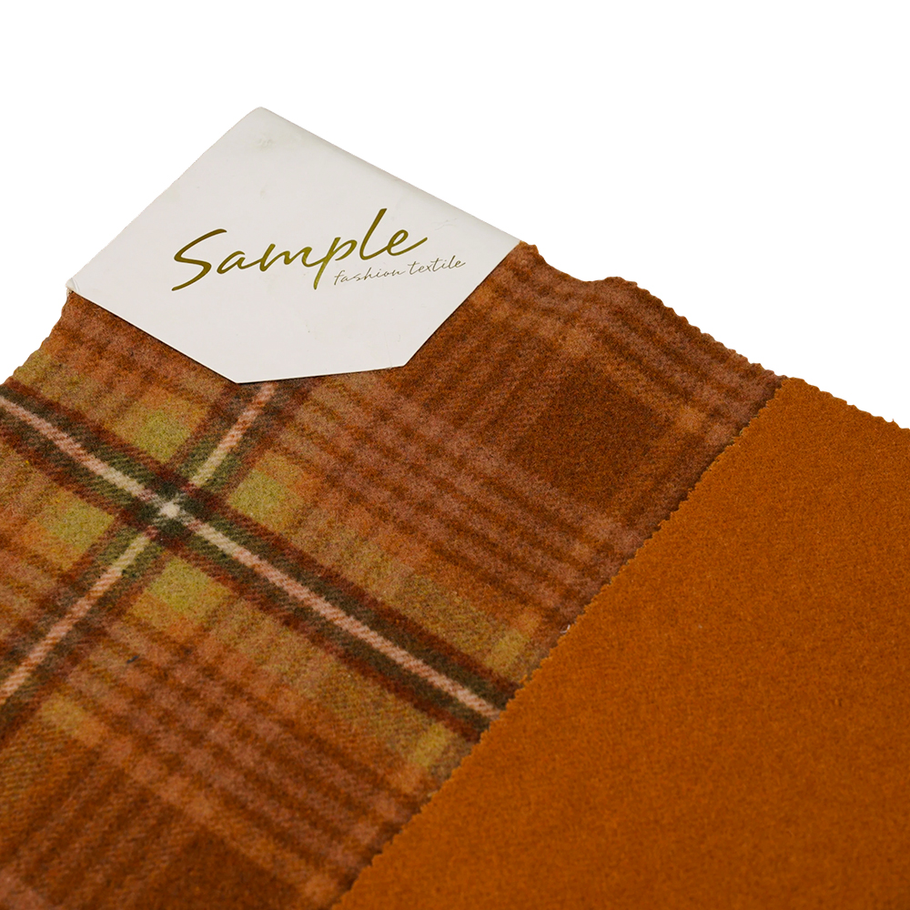 50 % шерсть, 40 % полиэстер, 10 % другие волокна, 860 г/м, коричневая и желтая клетка в клетку, бархатная ткань, ML-062142104