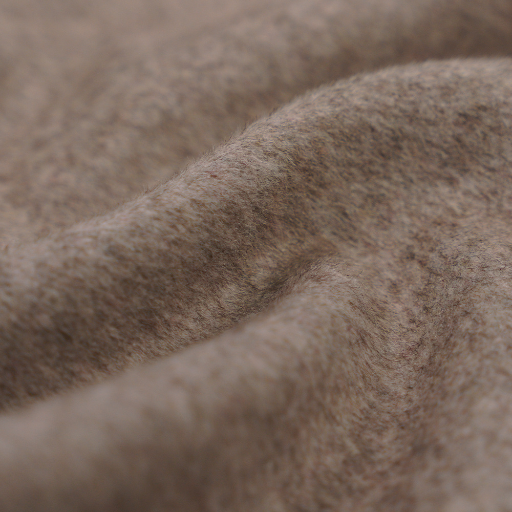 55 % шерсть, 40 % полиэстер, 5 % другие волокна, 620 г/м, бобовая паста, одностороннее верхнее покрытие, ткань ML-249-5520