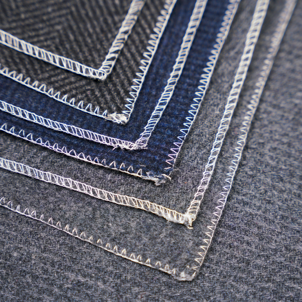 50 % шерсть, 50 % другие волокна, 760 г/м, темно-серый + средне-серый, ткань Melton с узором «елочка», ML-241150-760