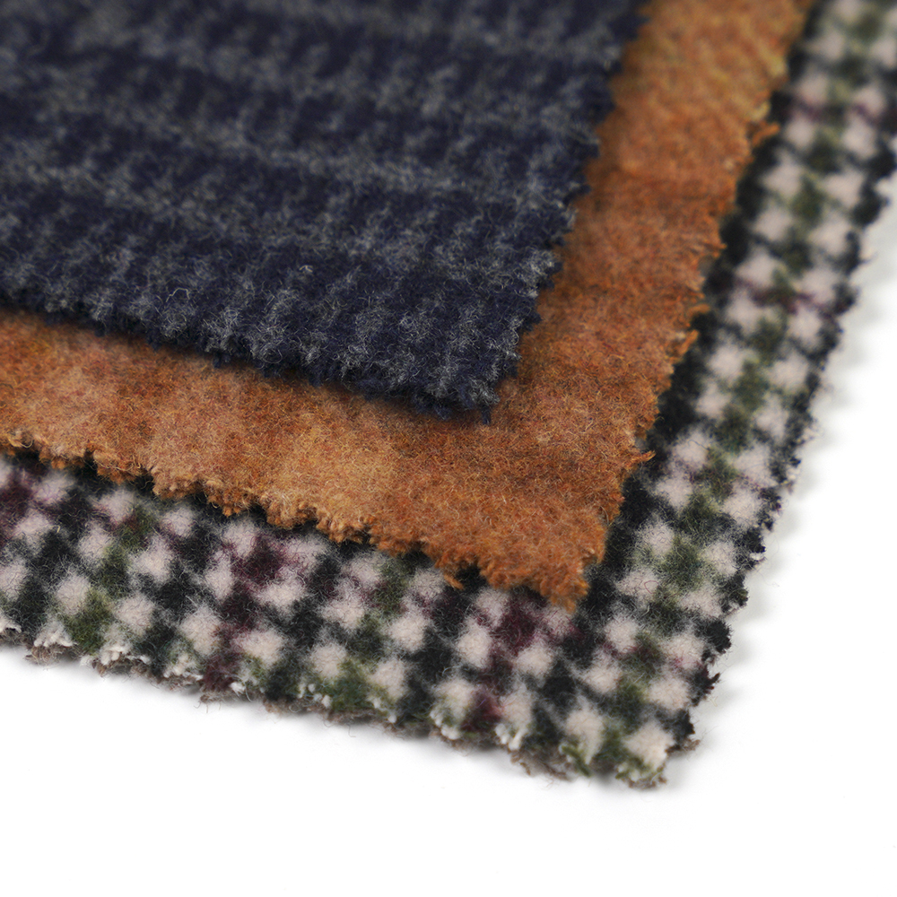 50 % шерсть, 40 % полиэстер, 10 % другие волокна, 860 г/м, коричневая и желтая клетка в клетку, бархатная ткань, ML-062142104