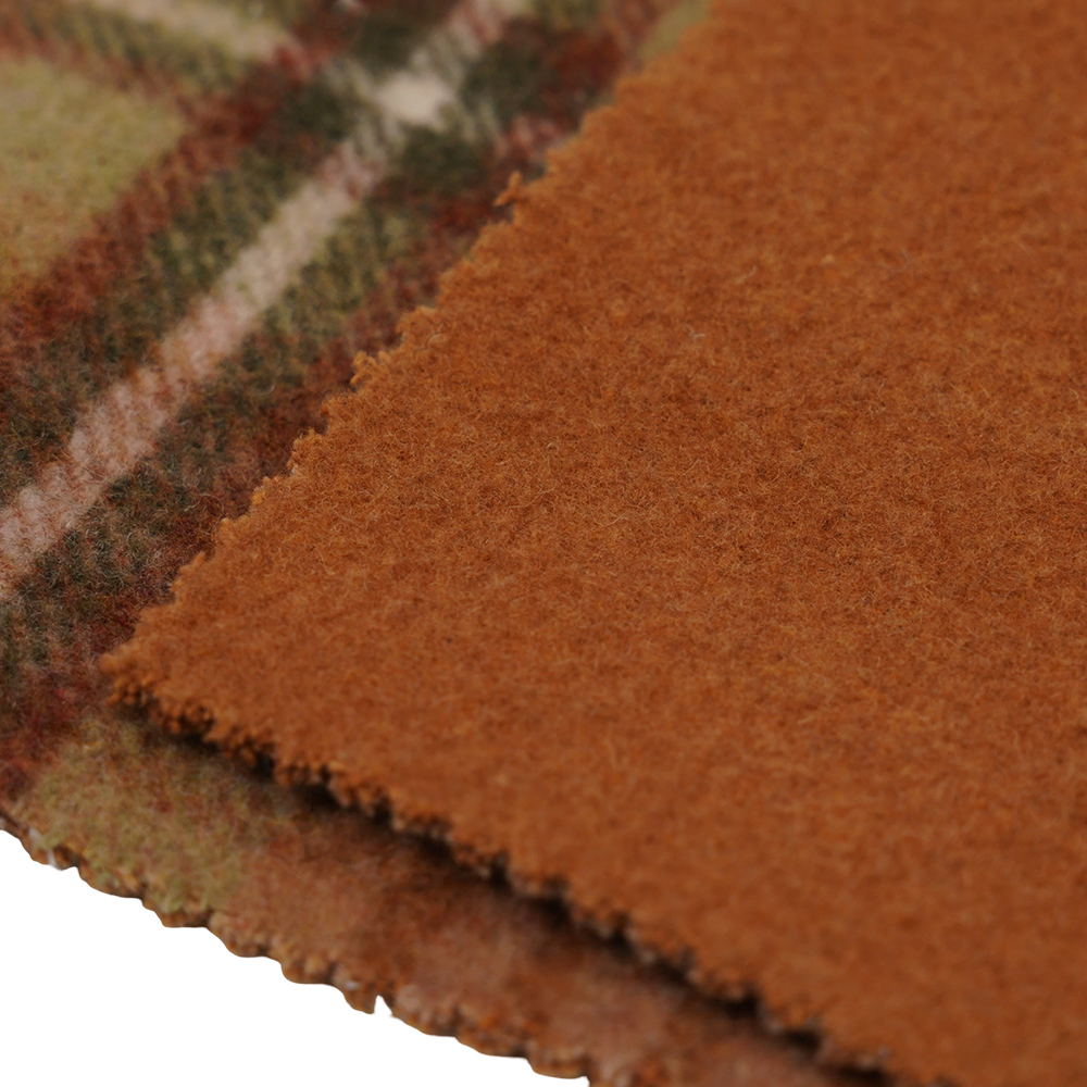 50 % шерсть, 40 % полиэстер, 10 % другие волокна, 860 г/м, коричневая и желтая клетка в клетку, бархатная ткань, ML-062142104